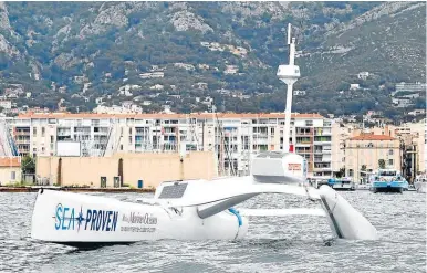  ??  ?? EL BUQUE AUTÓNOMO SPHYRNA (vehículo de superficie no tripulado) lleva a cabo pruebas en el puerto de Toulon, en el sur de Francia, antes de partir hacia el santuario marino de Pelagos para estudiar mamíferos marinos. El dron polinésico está equipado con micrófonos submarinos para registrar los sonidos emitidos por los cachalotes.