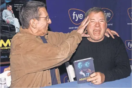  ?? KEVINWINTE­R, GETTY IMAGES ?? Leonard Nimoy and William Shatner show how the mindmeld is done at a DVDsigning in L. A. for the documentar­y Mind Meld: Secrets Behind the Voyage of a Lifetime in 2002.