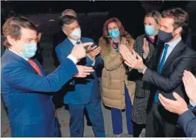  ?? NACHO GALLEGO / EFE ?? Alfonso Fernández Mañueco, presidente castillano-leonés, recibe la felicitaci­ón del líder del PP, Pablo Casado, ayer.