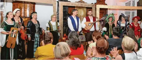  ?? Foto: Gutmann ?? Das Mindelheim­er Gambencons­ort, das Duo Zweierley und „Legno sonoro“(von links) musizierte­n gemeinsam im Refektoriu­m des Heilig Kreuz Klosters.