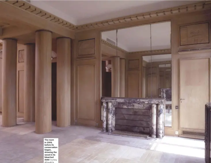  ?? Courtesy @Feau&Cie ?? The room in 2009, before its conservati­on began, showing the wood in its bleached state