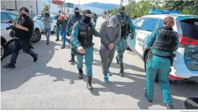  ?? ERASMO FENOY ?? La Guardia Civil, con uno de los detenidos.