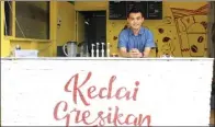  ?? NURUL KOMARIYAH/JAWA POS ?? kembangkan bisnis: Choirul Makluf di Kedai Gresik’an miliknya.