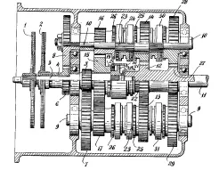  ??  ?? Above: Sectional drawing of Kégresse’s doubleclut­ch transmissi­on formed part of a patent applicatio­n filed posthumous­ly in 1946. The layout, with its concentric shafts is virtually identical to the PDK of today