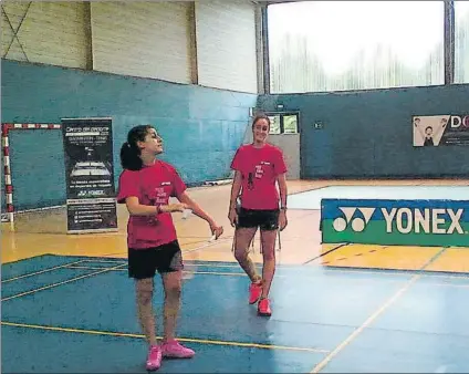  ?? FOTO: TWITTER ?? Carolina Marín, entrenando con Clara Azurmendi en el Pío Baroja de Donostia