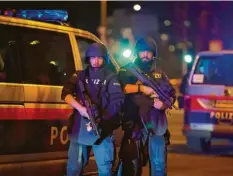  ?? Foto: dpa ?? Einsatzkrä­fte der Polizei am Schwedenpl­atz. Nach den Schüssen in der Wiener Innen‰ stadt war die Lage lange unklar.