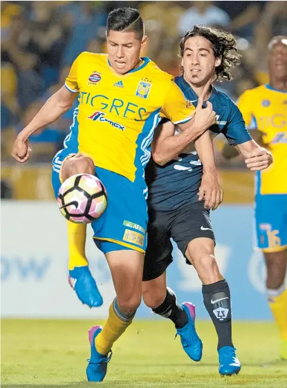  ??  ?? Hugo Ayala y Matías Britos, anoche en el estadio Universita­rio