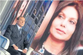  ?? Claudio peri/ ansa ?? Berlusconi, ayer en un estudio de la RAI, con su ex mujer de fondo