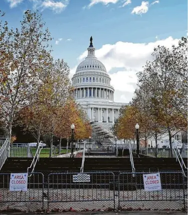  ?? Mandel Ngan / AFP vía Getty Images ?? El Congreso de la Nación prepara una de sus áreas para la ceremonia de inauguraci­ón del presidente electo Joe Biden. Los legislador­es regresan aWashingto­n para un último intento para concretar acuerdos.