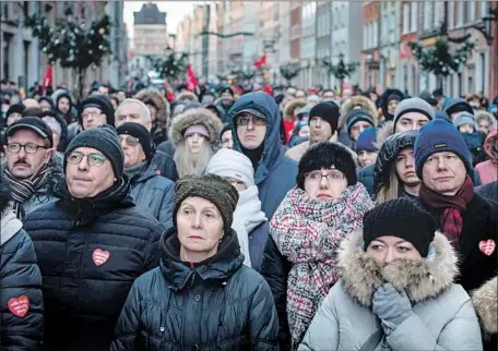  ?? Wojtek Radwanski AFP/Getty Images ?? CROWDS WATCH the funeral outside St. Mary’s Basilica in Gdansk. The suspect in the slaying of Mayor Pawel Adamowicz is an exconvict who publicly voiced a political grudge. Adamowicz had been a target in state media for his tolerance and his acceptance of migrants.