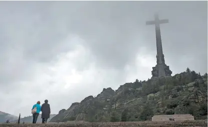  ?? FRANCISCO SECO/AP ?? El mausoleo deja 2 millones de euros al año al Estado español por la visita de unos 300 mil turistas.