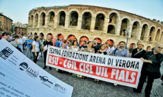  ??  ?? La protesta Un’immagine della scenografi­ca protesta inscenata dai lavoratori della Fondazione davanti all’Arena