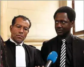  ??  ?? Selon son avocat, Souleymane Sylla (à dr.) « a été atteint dans sa dignité ».