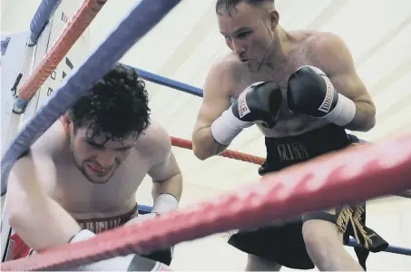  ??  ?? Wearsider Glenn Foot (right) will face Philip Bowes in London tomorrow night for the English light-welterweig­ht title