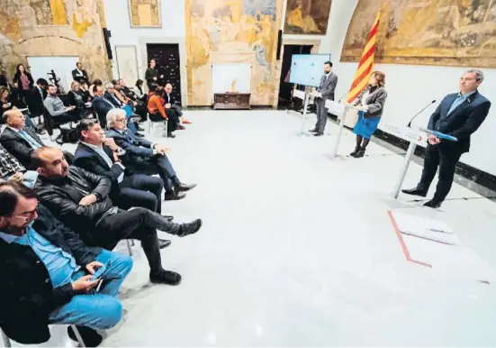  ?? Barce ocandrann ielcn ?? Acto presentaci­ón del acuerdo por parte de Torrent, Vilagrà y Gonzàlez-cambray, en presencia de sindicatos y patronal