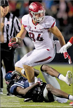  ?? Arkansas Democrat-Gazette file photo ?? Arkansas tight end Hunter Henry gets set to lateral the football before being brought down by Mississipp­i defenders on fourth and 25 in overtime of their game on Nov. 7, 2015, at Vaught-Hemingway Stadium in Oxford, Miss. Henry’s lateral was picked up...