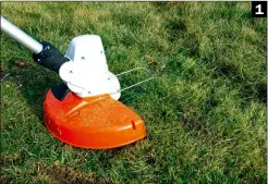  ??  ?? (1) Stihl: Das „Kraftpaket“mit Elektroans­chluss lässt sich gut über den Rasen führen und bringt ein gleichmäßi­ges Schnittbil­d(2) Black+Decker: Faserige Büschel im Wildwuchs lässt dieser Trimmer mit Elektroans­chluss einfach stehen