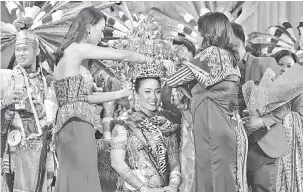  ??  ?? BAJIK: Vanessa dipadu menggi gelar Kumang The Face M.O Sarawak 2018.