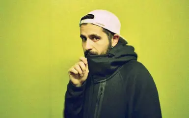  ??  ?? Hip hop Frah Quintale (all’anagrafe Francesco Servidei, 29 anni) è nato a Brescia. Il nuovo album si intitola «Regardez moi»