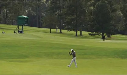  ?? FOTO: CHARLIE RIEDEL/AP-TT ?? Jason Day träningssp­elar på ett ödsligt Augusta.