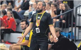  ?? FOTO: KARL-HEINZ BODON ?? Ein bisschen ratlos wirkt Matthias Kempf, Trainer der Handballer des TSV Bad Saulgau nach den beiden Schlappen zuletzt. Doch er weiß, dass die Chancenver­wertung das Problem seines Teams ist. Folglich mahnt er zur Ruhe vor dem Kasten.