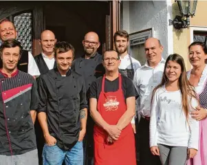  ?? Foto: Andreas Schäfer ?? Seit zwei Wochen ist die neue Wirtsfamil­ie (rechts mit Tochter Arabella) zusammen mit ihrem Team in der Ortsmitte des Stadtberge­r Stadtteils am Start.