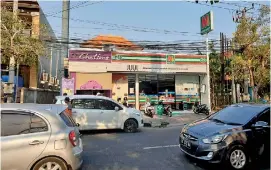  ??  ?? A minimart in Bali, Indonesia, decked out in Juul advertisin­g