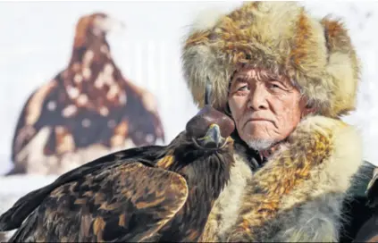  ??  ?? Lovci sa zlatnim orlovima okušali su sreću na tradiciona­lnom godišnjem lovu na lisice koji se održao na hipodromu najvećeg kazahstans­kog grada Alma Ate proteklog vikenda.