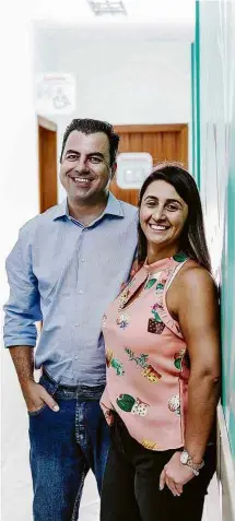  ??  ?? Alessandro Pires e Alexandra Gimenez, na clínica veterinári­a Amahvet, em SP