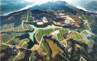  ?? ?? Σύγχρονο γεωργικό πάρκο παραγωγής υψηλής ποιότητας σιτηρών, λαδιού και εκτροφής χοίρων στην πόλη Κουάνγκνα της κομητείας Τονγκτζιάν­γκ της Πατσόνγκ στην επαρχία Σιτσουάν.