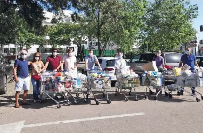  ?? Fotos: Cruz Roja/privat ?? Einige der freiwillig­en Helfer beim Einkauf für bedürftige Familien.