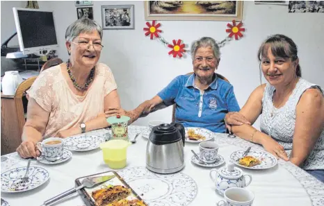  ?? FOTO: PHILIPP RICHTER ?? Eine glückliche Familie: Klara Kolodziej mit Tochter Beatrix Schröder (links) und der Haushaltsh­ilfe Minka Ivanova aus Bulgarien.