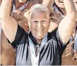  ?? AL DIAZ adiaz@miamiheral­d.com ?? Gulliver Prep boys’ water polo coach Carroll Vaughan holds up the state title trophy on April 20.