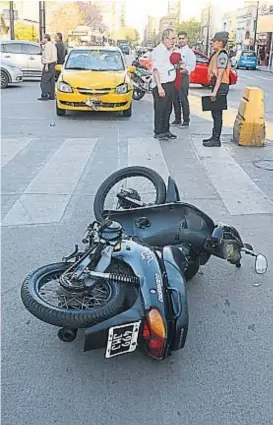  ?? (JOSÉ HERNÁNDEZ / ARCHIVO) ?? Calles peligrosas. Las motos aparecen involucrad­as en la mayoría de los choques en la ciudad de Córdoba.