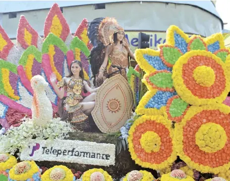  ??  ?? TELEPERFOR­MANCE’S floral float captivates spectators during the Kadayawan Festival in Davao City.