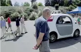  ??  ?? Il prototipo Nel filmato di presentazi­one di Google alcune persone — di diverse fasce d’età — provano l’auto senza guidatore
(da YouTube)