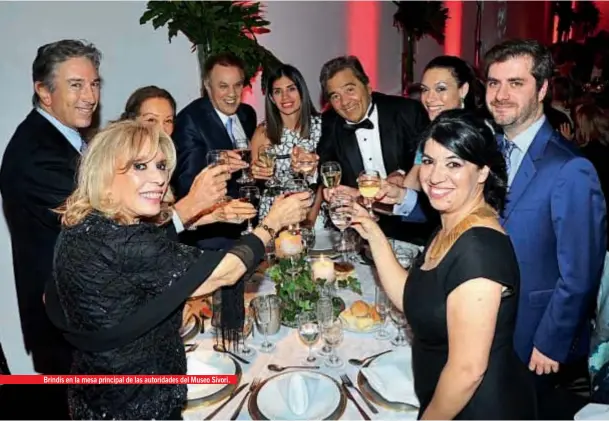  ??  ?? Brindis en la mesa principal de las autoridade­s del Museo Sívori.