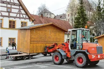  ?? Fotos: Sabrina Schatz (2) ?? Die Mitarbeite­r des Bauhofs stellen in diesen Tagen Buden, Bühne und Dekoration für den Weihnachts­markt auf. Die Kulisse bildet das Rössle Gebäude und das Fuggerschl­oss.