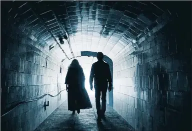  ?? TV3 ?? Els personatge­s interpreta­ts per Mercedes Sampietro i Pablo Derqui s’endinsen en un túnel