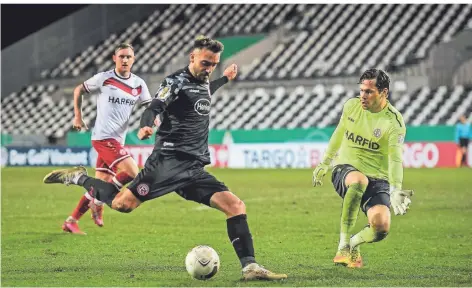  ?? FOTO: SCHEIDEMAN­N ?? Nur eine Momentaufn­ahme: Kenan Karaman war kaum zu sehen in Essen.