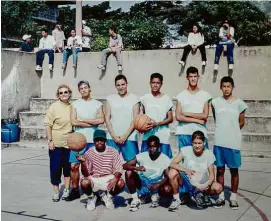  ?? Arquivo Pessoal ?? Angela na escola Daniel Paulo Verano Pontes, no Rio Pequeno, na zona oeste de São Paulo, com o time de basquete que treinava