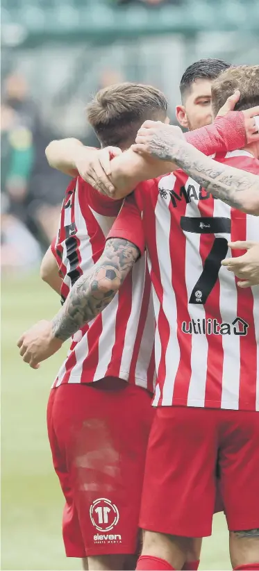  ??  ?? Sunderland player rally around Chris Maguire to congratula­te him after his goal against Plymouth.