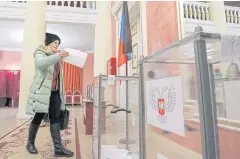  ?? REUTERS ?? A woman votes during leadership elections in rebel-controlled Donetsk.