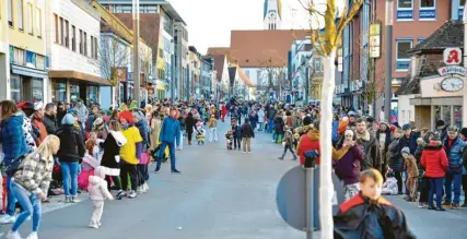  ?? ?? Schon bevor der Faschingsu­mzug losging, füllte sich die Fuggerstra­ße in Schwabmünc­hen. Viele der gespannten Besucher hatten sich auch maskiert.