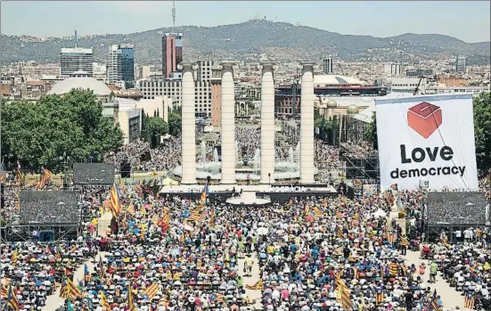  ?? ANA JIMÉNEZ ?? Milers de persones van assistir a la convocatòr­ia de les entitats sobiranist­es en suport del referèndum d’independèn­cia a Barcelona