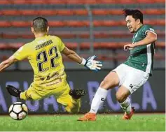  ??  ?? AKSI Syahrul Azwari (kanan) bersama Melaka United pikat Cheng Hoe.