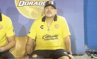  ??  ?? DIEGO Armando Maradona.- Arremetió contra el árbitro Alan Enrique Martínez.