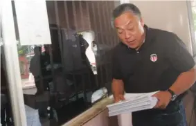  ?? JOY TORREJOS ?? Gubernator­ial candidate Hilario “Junjun” Davide of the Liberal Party holds documents during the filing of the case against Cebu Governor Gwendolyn Garcia before the Ombudsman yesterday.