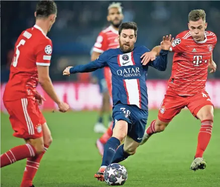  ?? ?? LIONEL MESSI (centro) del PSG disputa un balón en el encuentro de ayer