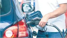  ?? GETTY ?? ACCIÓN. Un usuario llena el tanque de combustibl­e de su carro. Los nuevos precios entran en vigor mañana.